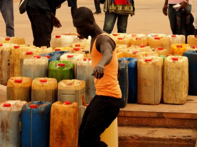 Cargando combustible en Bissau 2