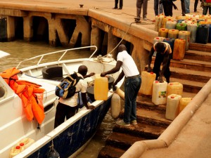 Cargando lancha de combustible en Bissau