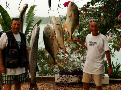 Los pescadores cuelgan sus trofeos