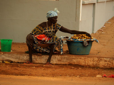 Mujer en una calle de Bissau
