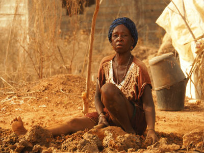 Mujer en Cachungo en una cantera de piedra