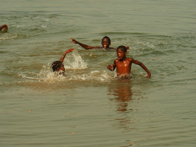 Niños bañandose en Cachungo