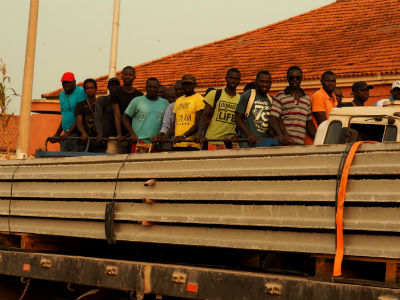 Un grupo de hombres en Bissau