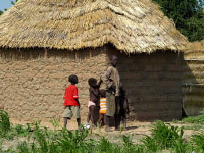 Familia en una palloza de Camerún