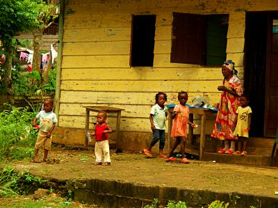 Familia en una casa en la isla de Bioko