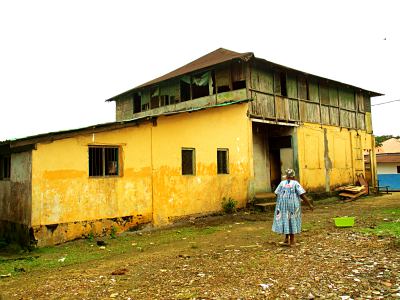 Mujer a la puerta de su casa en Bioko