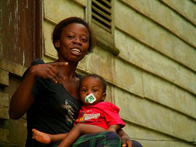 Una chica con su bebe en una casa de Bioko