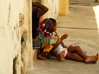 Niñas a la puerta de su casa en la Isla de Mozambique