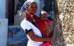 Una chica con su bebe en Mozambique