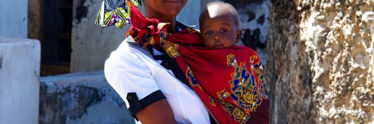 Una chica con su bebe en Mozambique