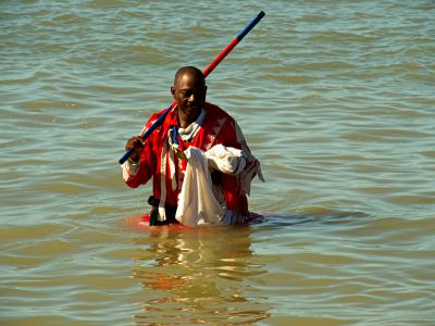 Un bautismo en el mar de Beira