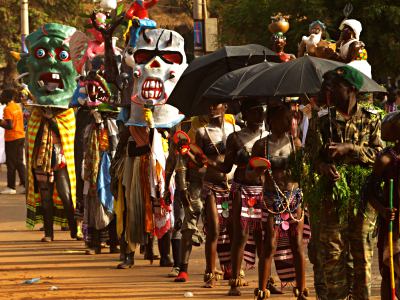 Las tabancos durante el desfile del Carnaval de Bissau