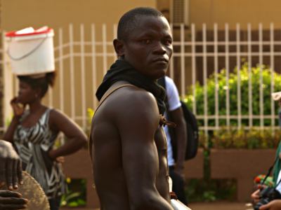 Un chico mirando durante el Carnaval en Bissau