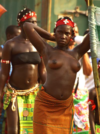 Chica durante el carnaval de Bissau