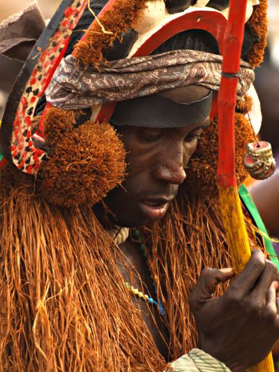 Un brujo pensativo en el Carnaval de Bissau