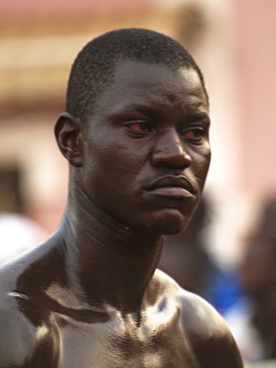 Un hombre en el Carnaval de Bissau