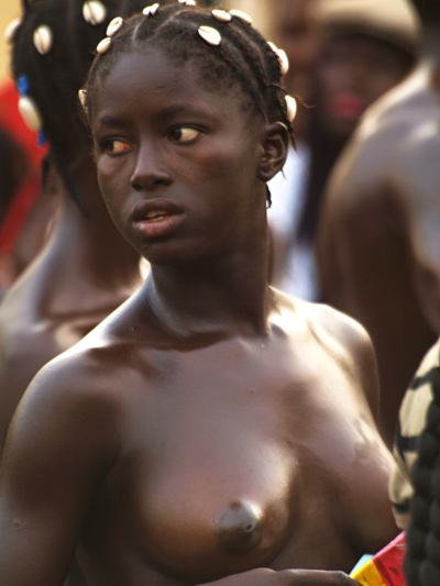Una chica mirando durante el desfile del Carnaval de Bissau
