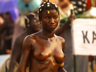 Chica con el cuerpo embadurnado en el Carnaval de Bissau