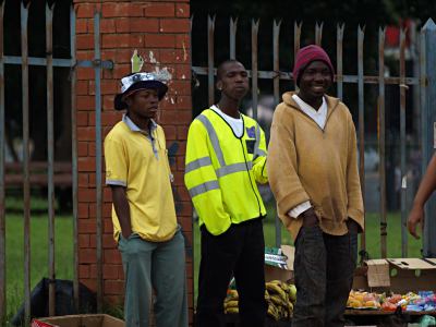 Tres chicos en una calle de Johanesburgo