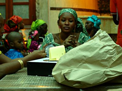 Una niña musulmana celebra el fin del Ramadán en Brazzaville