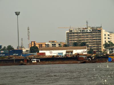 El río Congo separa Kinshasa y Brazzaville