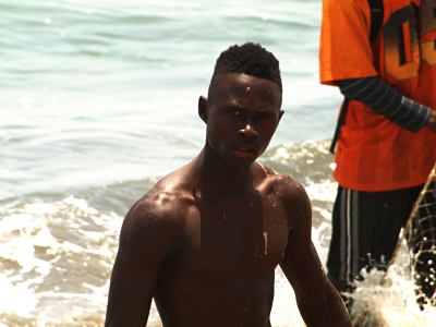 Un chico en una playa de Gambia