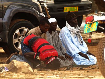 Varios hombres rezan en Dakar