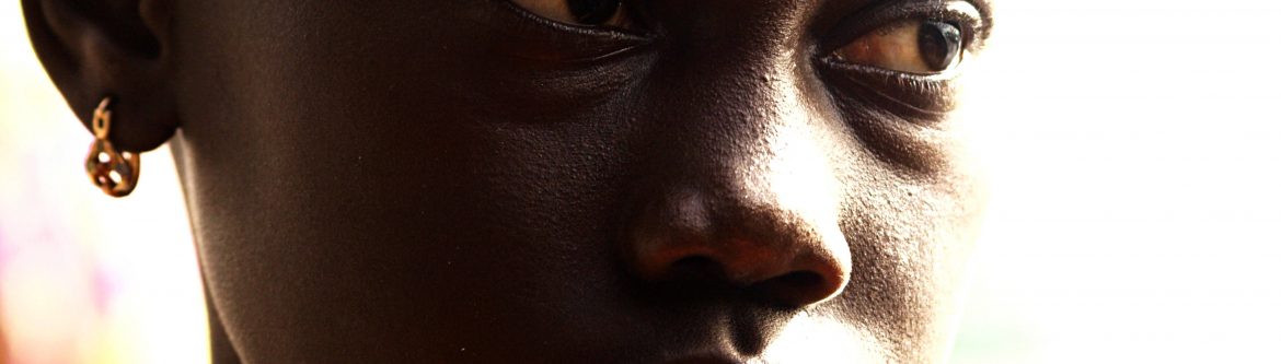 Una vendedora tras el cristal de la chapa en Senegal