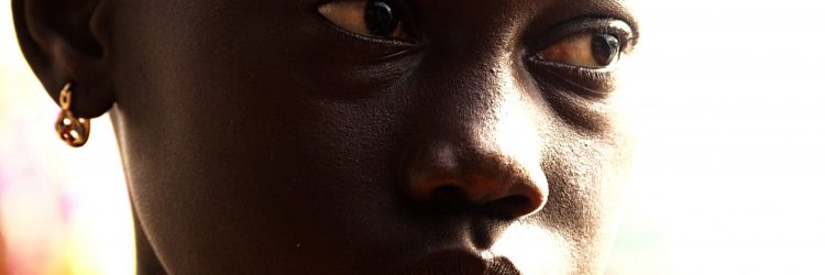 Una vendedora tras el cristal de la chapa en Senegal