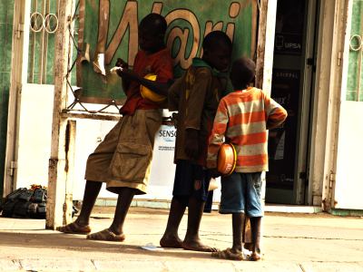 Tres niños de la calle en Thies Senegal