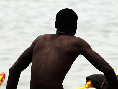 Otro chico en la playa de Gambia