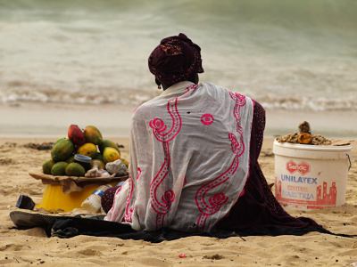 Vendedora en la playa de Ngor
