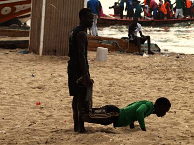 Chicos haciendo ejercicios en playa de Gambia