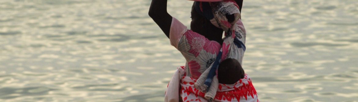Una chica en una playa de Dakar