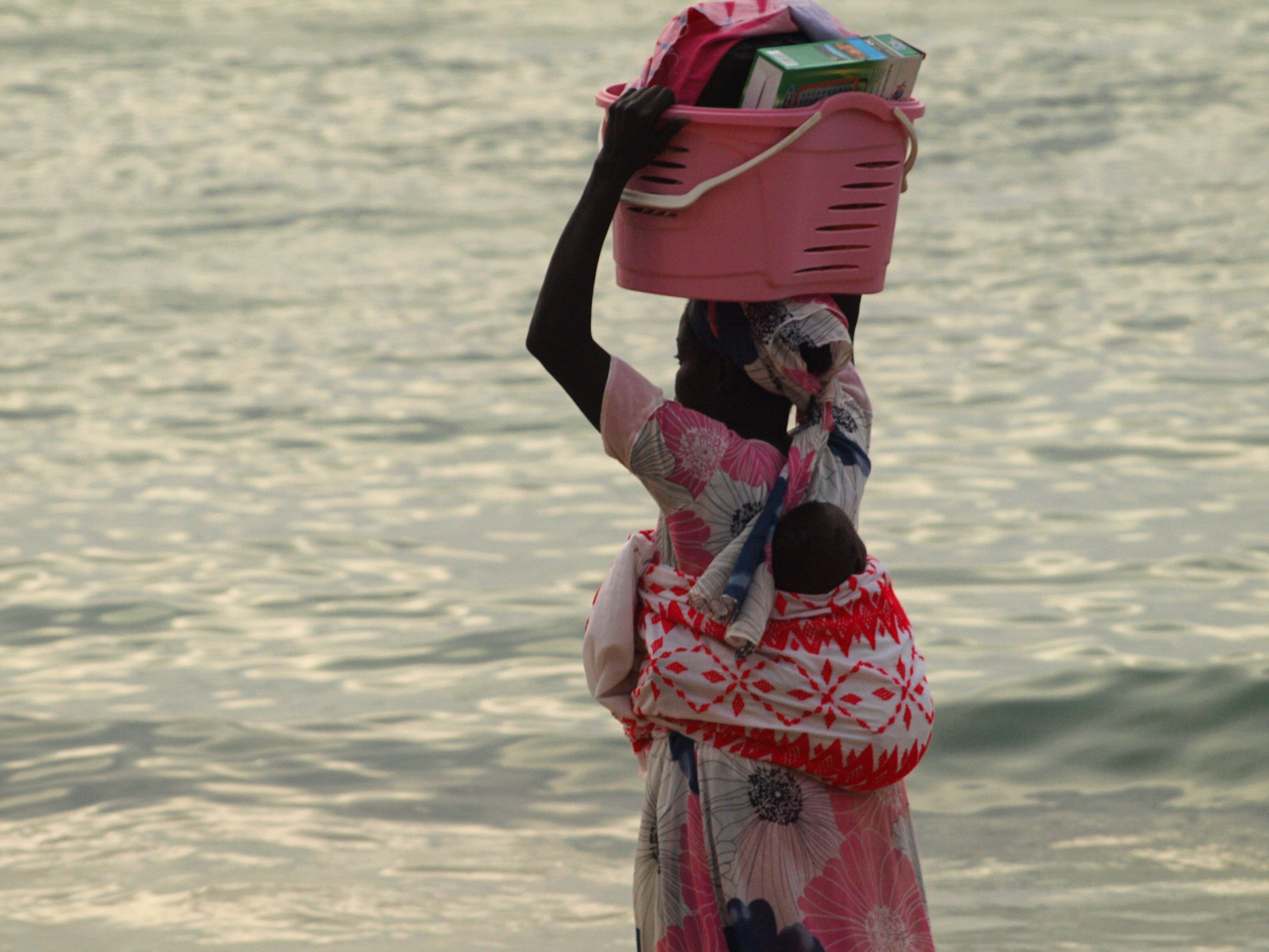 Una chica en una playa de Dakar