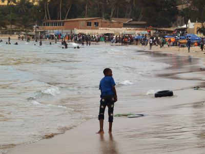 Un crio en la playa de Ngor en Dakar