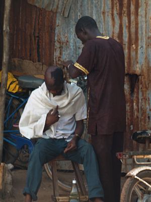 Un peluquero trabajando en Zinguinchor