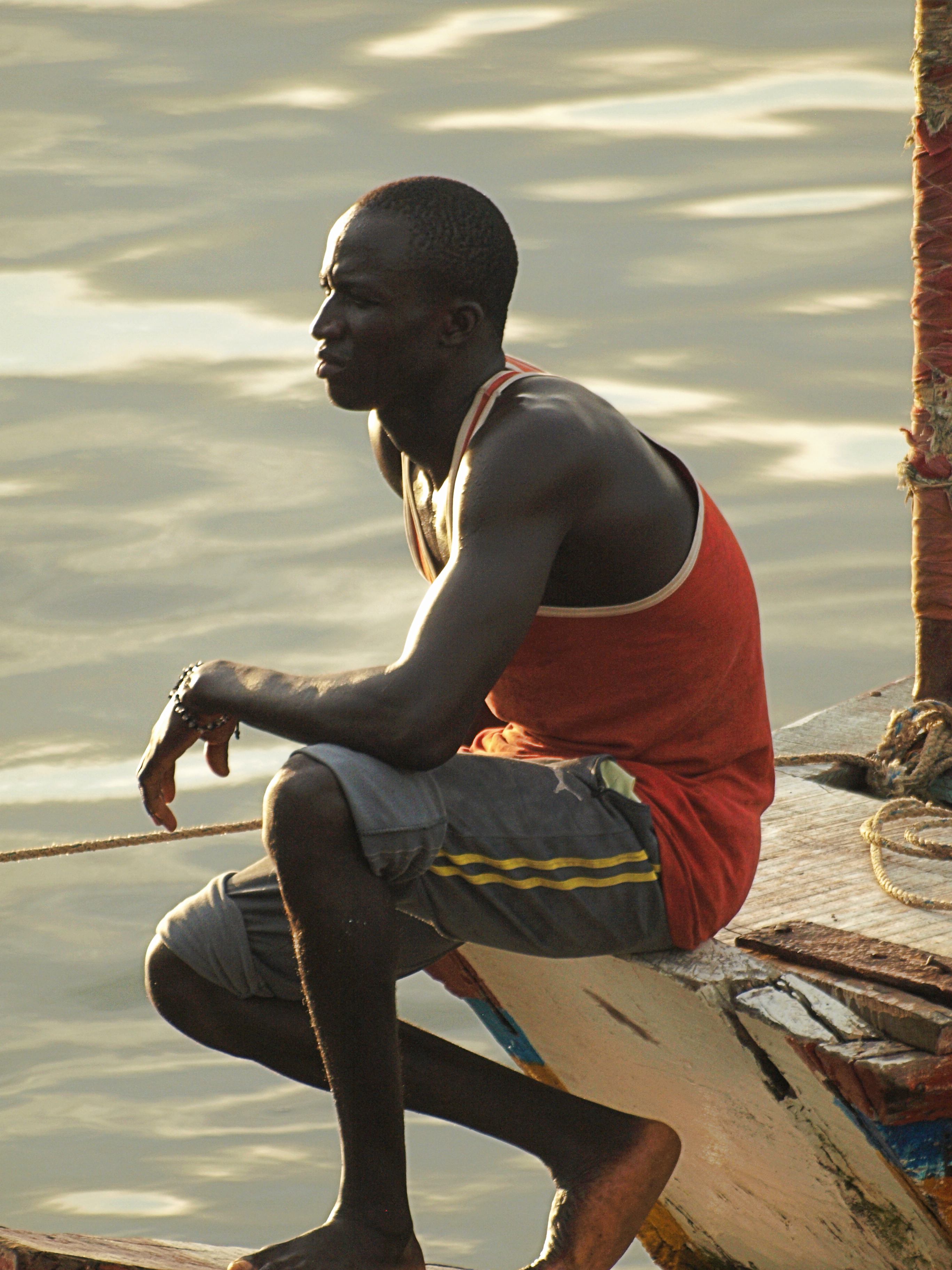 Un pescador en su piragua en la Casamance