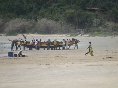 Unos pescadores en una playa de Cap Skining
