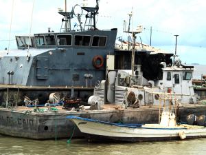 Barcos militares en el puerto de Bissau