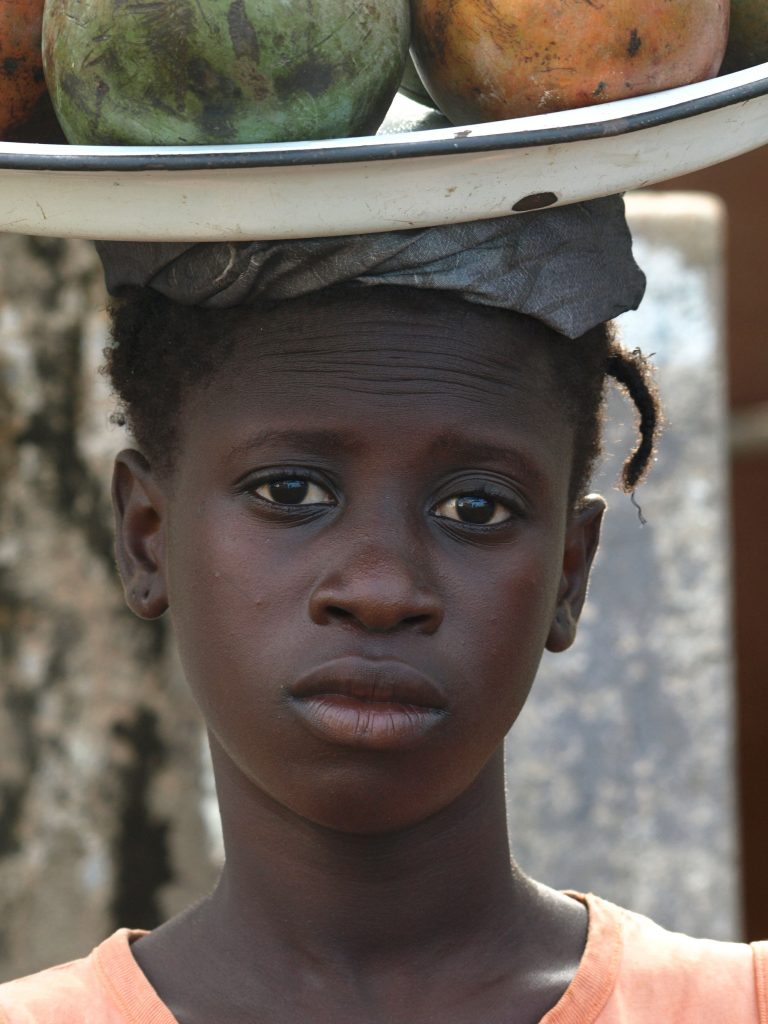 Una vendedora de fruta en Bissau
