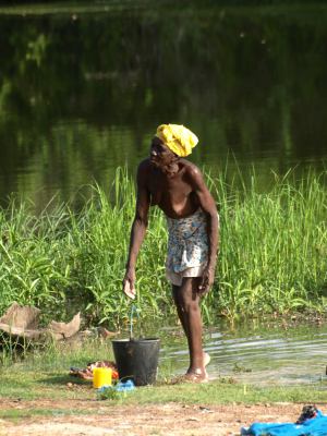 Una mujer a las orillas del río Geba