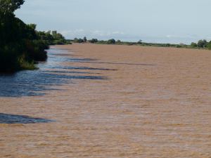 El río Senegal separa Mauritania de Podor