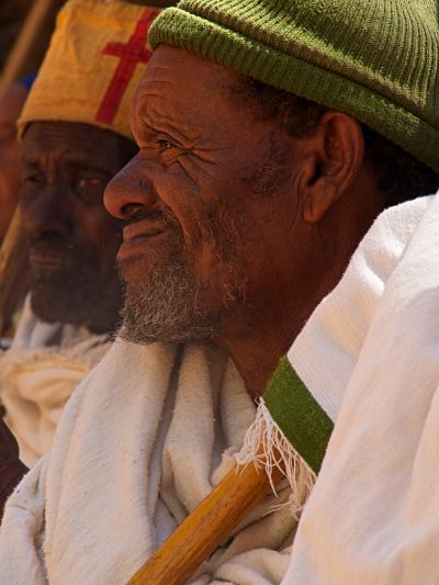 Un etiope con su túnica blanca 
