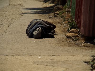 Un hombre en una calle de Addis