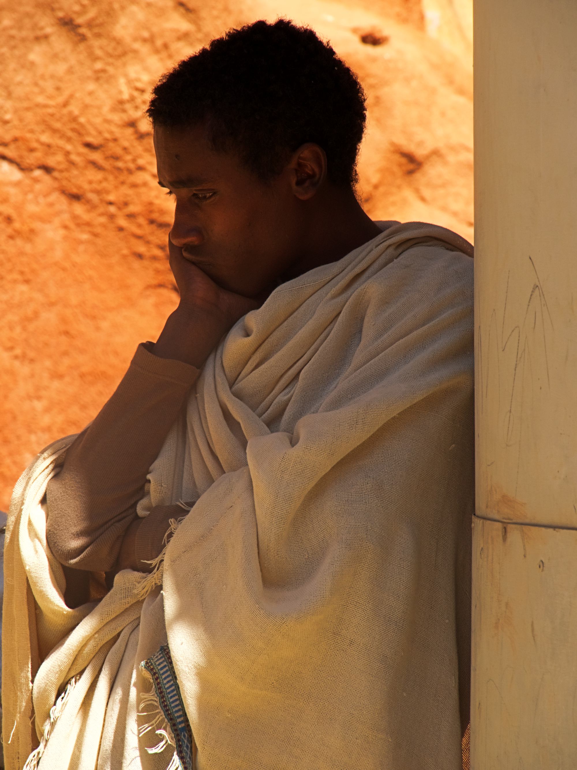 Peregrino meditando en Etiopia