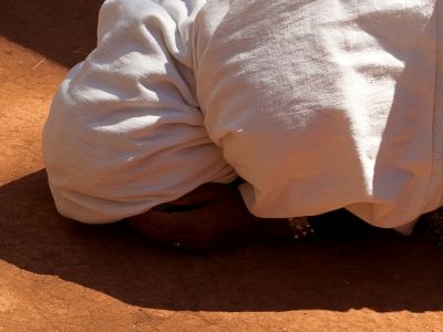 Una peregrina rezando en Etiopía