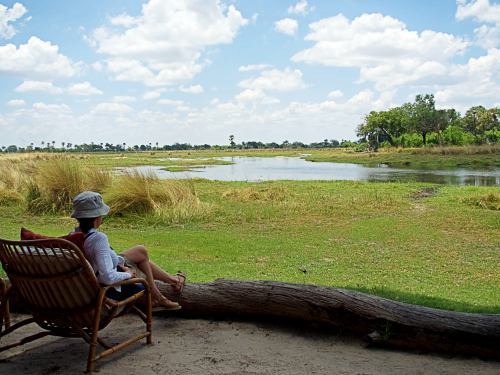 Sentada frente a un brazo del río Okavango