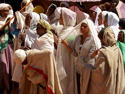 Mujeres durante una celebración religiosa