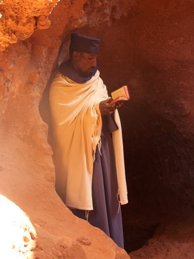 Un monje leyendo en una iglesia excavada